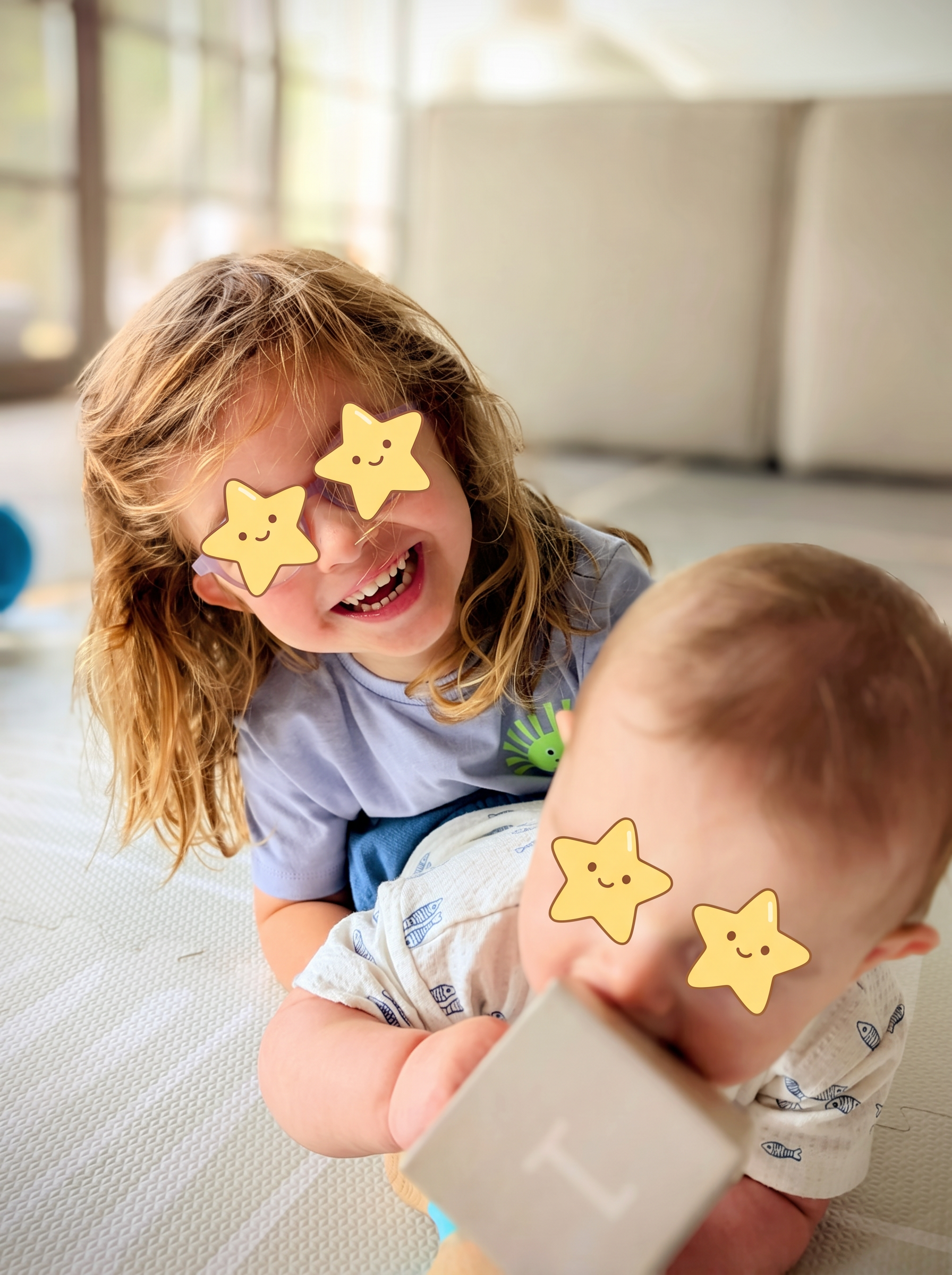Amélie and Luca playing together on the floor